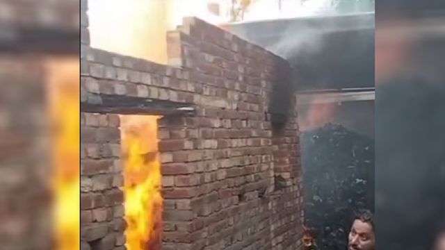 लुधियाना में लकड़ी-कोयले के गोदाम में लगी भीषण आग, 25 दमकल गाड़ियों ने पाया काबू
