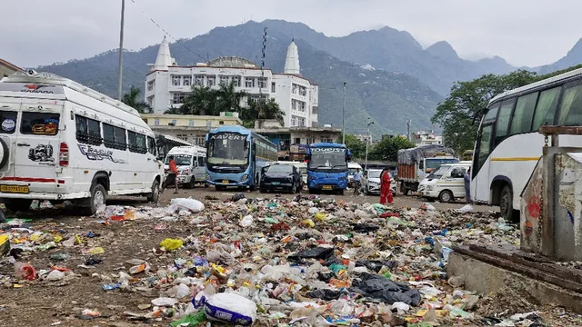 कटड़ा मुख्य बाजार-रेलवे मार्ग तक फैली गंदगी, अस्थायी ही नहीं स्थायी कर्मचारी भी गायब।