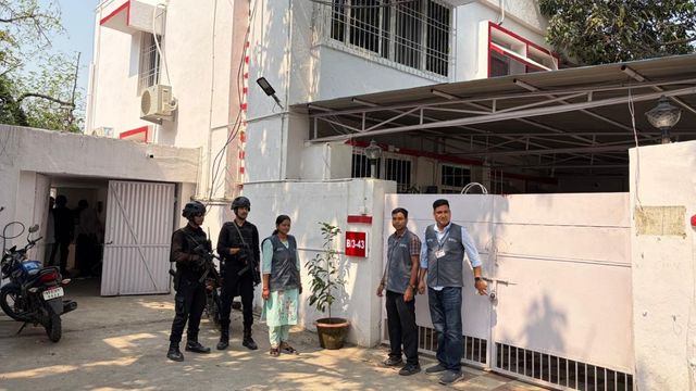 टेंडर घोटाले में बड़ी कार्रवाई; न‍िलंब‍ित आईएएस अधिकारी योगेश और अभ‍िलाषा के घर SVU की रेड, दोनों फरार