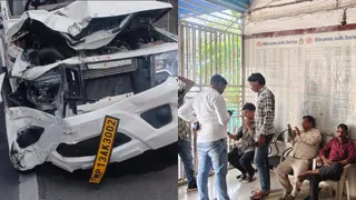 टक्कर के बाद बुरी तरह क्षतिग्रस्त कार, दूसरे चित्र में अस्पताल में बैठे मृतक के परिचित।