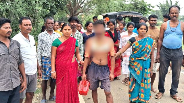 चोरी के गहने के साथ पकड़ा गया शातिर चोर, ग्रामीणों ने महिला के कपड़े पहनाकर पूरे गांव में घुमाया
