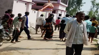 प्रयागराज के घूरपुर में फंदे से लटकी मिली अधेड़ की लाश तो जुटी भीड़। जागरण