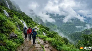 मॉनसून सीजन में घूमने के लिए 5 बेस्ट ट्रेक (Image Source: AI Generated)