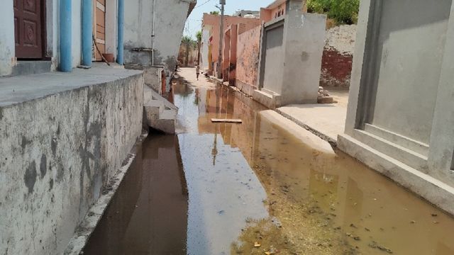 बागपत में गंदे पानी की निकासी का मार्ग अवरुद्ध; गलियों में हुआ जलभराव, आवागमन भी ठिठका