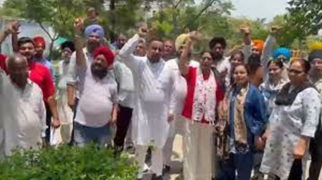 'लाखों में मकान खरीद कर भी गांव जैसे माहौल में रह रहे, लोगों का छलका दर्द; मोहाली में एयरोसिटी प्रोजेक्ट पर उठे सवाल
