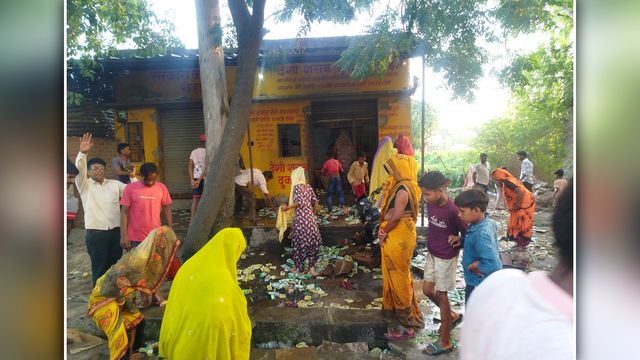 मंदिर के पास से नहीं हटी शराब की दुकान, तो 'चंडी' बनीं महिलाएं; सड़क पर बहा दी ₹9 लाख की शराब
