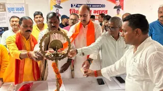 जिला कार्यालय में विकसित भारत संकल्प सम्मेलन का उद़घाटन करते भाजपा नेता। फोटो: जागरण