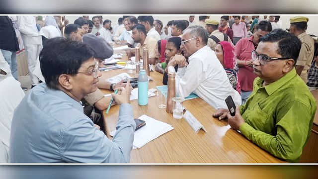 DM साहब के सामने तंबाकू चबाना चकबंदी अधिकारी को पड़ा भारी, रंगे हाथ पकड़े जाने पर कटा चालान
