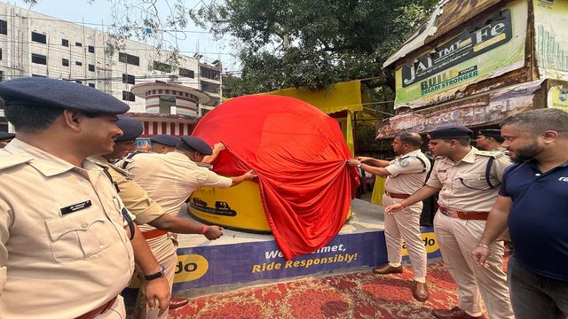 धनबाद में सड़क सुरक्षा का अनोखा ट्रैफिक बूथ, एसएसपी ने हटाया पर्दा तो सामने आया हेलमेट