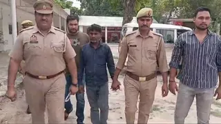 एटा में आशीष के हत्यारोपी को गिरफ्तार कर ले जाती पुलिस।