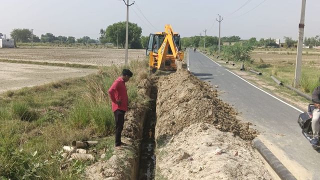 साढ़े सात किमी दूर से आएगा मीठा पानी, एटा में  खारेपन से जूझते ग्रामीणों को मिलेगी राहत; तेजी से चल रहा काम