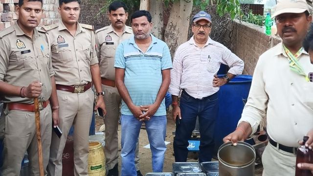 रिफाइंड और वनस्पति घी में एसेंस मिलाकर बनाया जा रहा था देसी घी, टूंडला में पकड़ा गया काला कारोबार