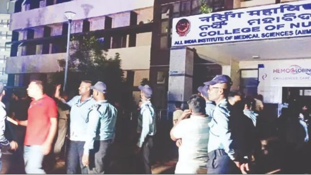 भुवनेश्वर AIIMS नर्सिंग कॉलेज की चौथी मंजिल में लगी आग, दमकल की 4 गाड़ियों ने पाया काबू