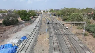 रेलवे में ओवरहेड इक्विपमेंट की ड्रॉन से निगरानी। (फोटो- पीआरओ अहमदाबाद)