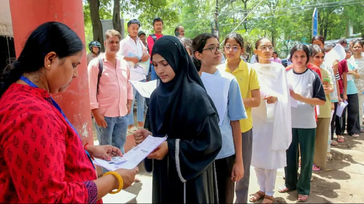 NEET UG Re-Exam 2026: धनबाद के सात केंद्रों पर चार हजार छात्र देंगे परीक्षा, केंद्रीय बल और प्रशासन तैयार