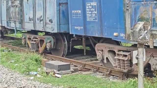 शंटिंग के दौरान बेपटरी हुई मालगाड़ी, मधेपुरा-पूर्णिया रेललाइन पर घंटों बाधित रहा आवागमन
