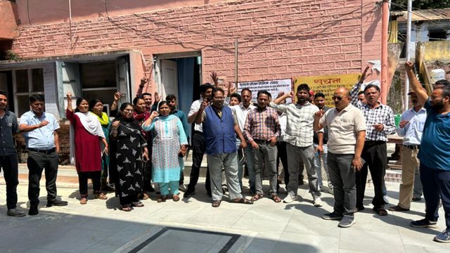 अल्मोड़ा PWD में ईई से अभद्रता पर भड़का गुस्सा, कर्मचारियों ने किया प्रदर्शन
