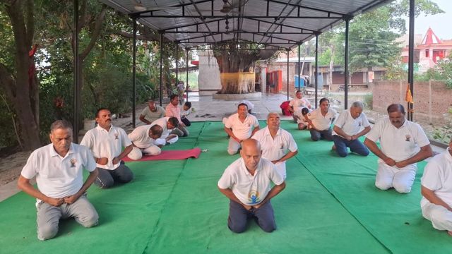 बाराबंकी में बरगद के पेड़ के नीचे 25 वर्ष से लोग बन रहे सेहतमंद, बांटी जा रही सेहत की सौगात