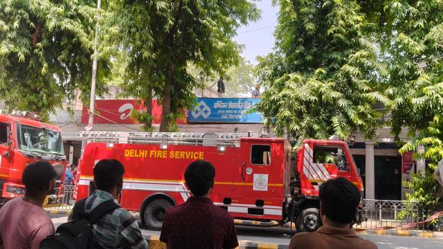दिल्ली के गोल मार्केट में SBI भवन की छत पर लगी आग, दमकल ने आधे घंटे में पाया काबू
