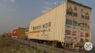 डीएमई पर अवैध रूप से खड़े ट्रक। जागरण अर्काइव