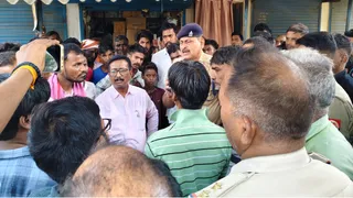 प्रयागराज के मेजारोड में सड़क हादसे में फल विक्रेता की मौत के बाद आक्रोशित लोगों को समझाते एसीपी एसपी उपाध्याय और नायब तहसीलदार नंदलाल राम। जागरण