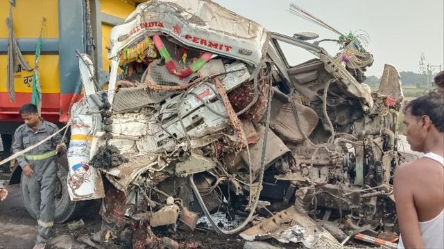 गाजीपुर में फोरलेन पर खड़े ट्रेलर में पीछे से घुसा गिट्टी लदा ट्रेलर, केबिन में फंसे चालक की मौत
