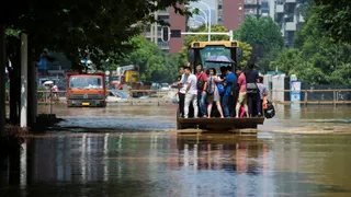 कई जगहों पर वाहन पानी में फंस गए, जबकि कुछ कारें आधे तक डूबी नजर आईं