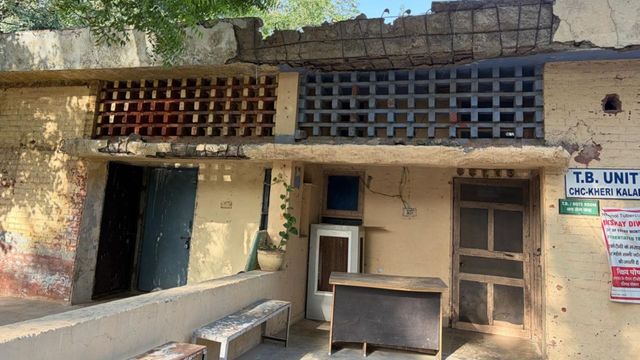 फरीदाबाद में सामने आई बड़ी लापरवाही, स्वास्थ्य केंद्र की इमारत जर्जर, धूल फांक रही लाखों की मशीनें
