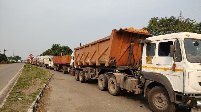 NH-18 पर लगा 5 किलोमीटर लंबा जाम, पितकी रेलवे फाटक के पास रेंगते रहे वाहन, मरीज बेहाल
