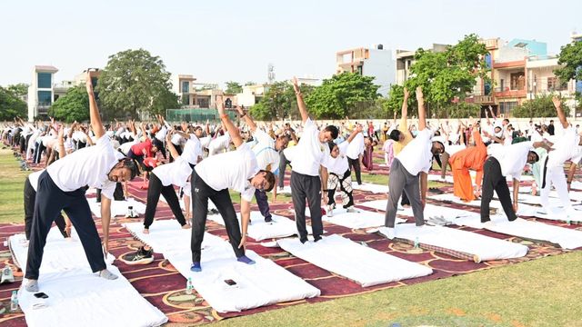 बुलंदशहर में 15 सौ से अधिक स्थानों पर जुटे योग साधक, नियमित योगाभ्यास का लिया संकल्प