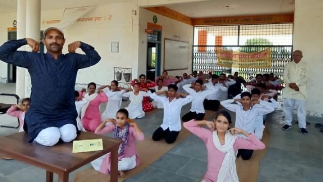 सामान्य से कुछ अलग करने की चाह में विनेश चले योग पथ पर; योग प्रचारक बन अब साधकों को बना रहे निरोगी
