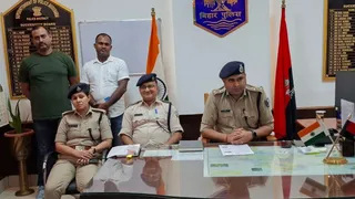 प्रेस वार्ता में जानकारी देते एसपी मनीष। (जागरण)