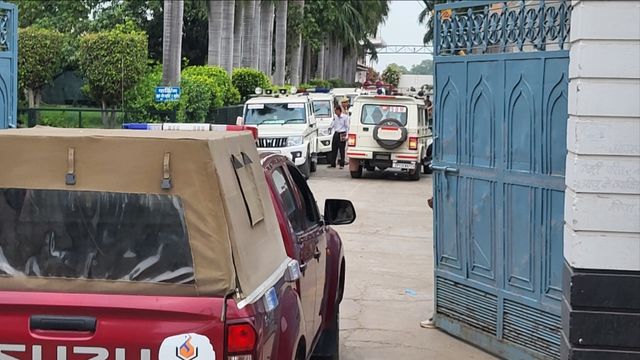 बुलंदशहर में मीट फैक्ट्री पर कई विभाग के अधिकारियों ने डाला डेरा, खंगाला डॉक्यूमेंट
