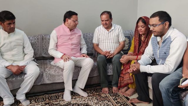 बलिदानी लेफ्टिनेंट बीरेश्वर गोस्वामी के घर पहुंचे सीएम धामी: नम आंखों से दी श्रद्धांजलि, अल्मोड़ा में बनेगा 'स्मृति द्वार'
