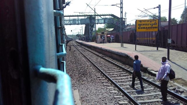 मौर्य एक्सप्रेस में बवाल: टीटीई व उनके बेटे से मारपीट, आरोपी अटेंडेंट यात्रियों के हत्थे चढ़ा
