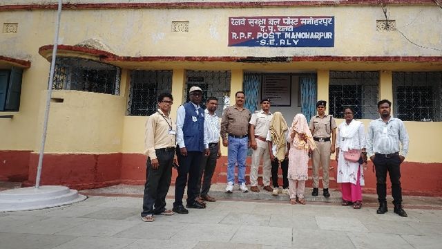 मनोहरपुर स्टेशन पर बड़ा रेस्क्यू: मुंबई जा रही ट्रेन से दो नाबालिग बचाए गए, बाल मजदूरी और प्रेम प्रसंग का संदेह
