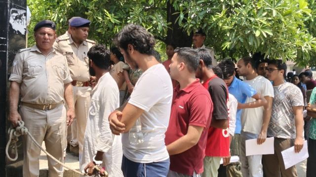 सीतामढ़ी में NEET का पेपर देने हथकड़ी पहने पहुंचा युवक, हैरान रह गए परीक्षार्थी 
