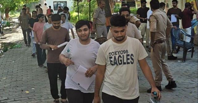 NEET RE Exam में छूटे छात्रों के पसीने; 91% उपस्थिति के बीच RAF के पहरे में ओएमआर सीट जमा, छात्रों ने कहा- 'बहुत कठिन था पेपर'
