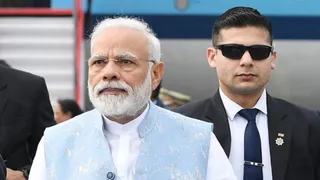 एयरपोर्ट पर पीएम मोदी। (फाइल फोटो)