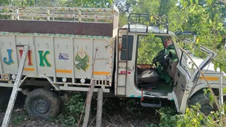 ऊना के बंगाणा उपमंडल के तहत दुर्घटनाग्रस्त पिकअप। जागरण