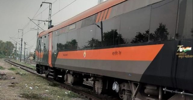 वंदेभारत से टकराया गोवंशी, दो मिनट गंगाघाट स्टेशन पर रुकी ट्रेन
