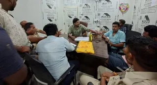 हाईवे निर्माण कंपनी के कैंप पर बकाया भुगतान की मांग को लेकर पहुंचे ट्रैक्टर चालक व ईंट उद्योग के कर्मचारी। जागरण