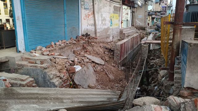 लखीमपुर में नाला निर्माण के दौरान शटरिंग ढहने से दुकान का फर्श गिरा, 3 लोग मलबे में दबे
