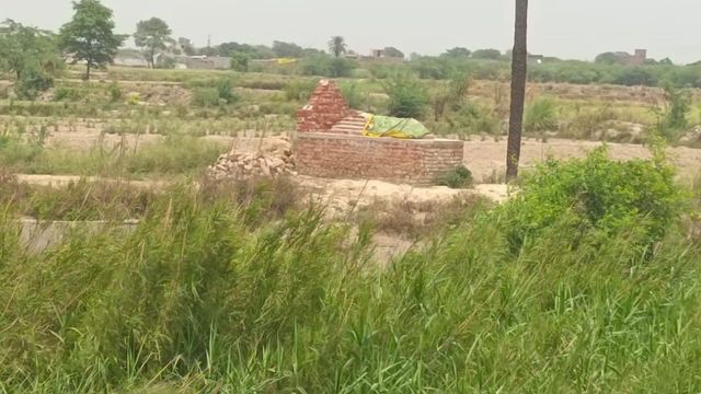 हापुड़ के धौलाना में नहर पटरी पर अवैध मजारें, सिंचाई विभाग पर उठे सवाल
