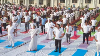 योग करते लोग।