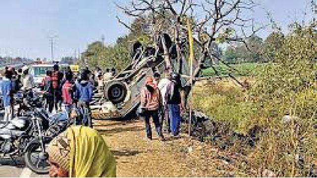 धनबाद से जमशेदपुर जा रही शराब लदी गाड़ी बीच सड़क पर पलटी, 40% बोतलें टूटीं, बाकी लूट ले गए राहगीर
