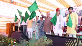 राजस्थान के खातीपुरा से दरभंगा अमृत भारत एक्सप्रेस को हरी झंडी दिखाते रेल मंत्री अश्विनी वैष्णव। सौ. रेलवे