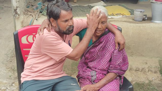 35 साल बाद मां के आंचल में लौटा लाल: गले लग फूट-फूटकर रोए दोनों, खुशी से भावुक हुआ पूरा गांव
