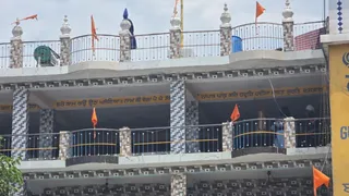 नगरासू स्थित गुरुद्वारे की पांचवीं मंजिल पर बैठे हैं निहंग। जागरण