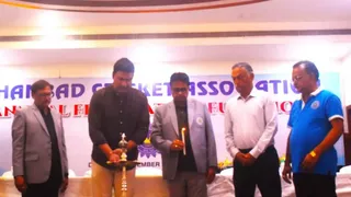 समारोह का उद्घाटन करते धनबाद क्रिकेट एसोसिएशन के पदाधिकारी।(फाइल फोटो)